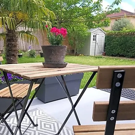 Fleurs De Cosmos, Lumineuse Climatisee Bed and Breakfast