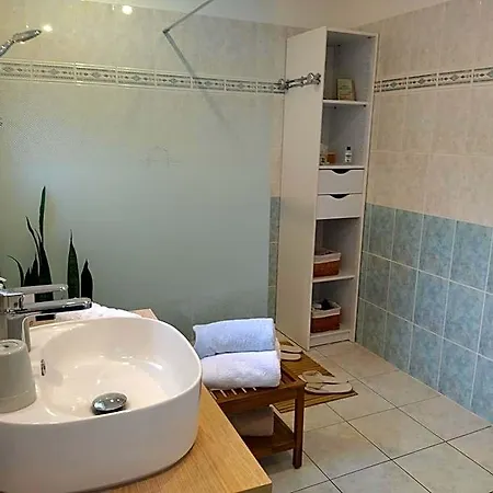 Bed and Breakfast Fleurs De Cosmos, Lumineuse Climatisee 3*